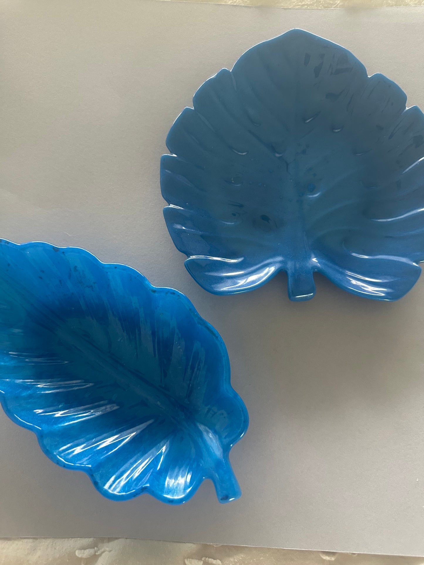 Decorative Blue Leaf Soap Holder, Trinket Tray or Jewelry Dish – Nature-Inspired Design