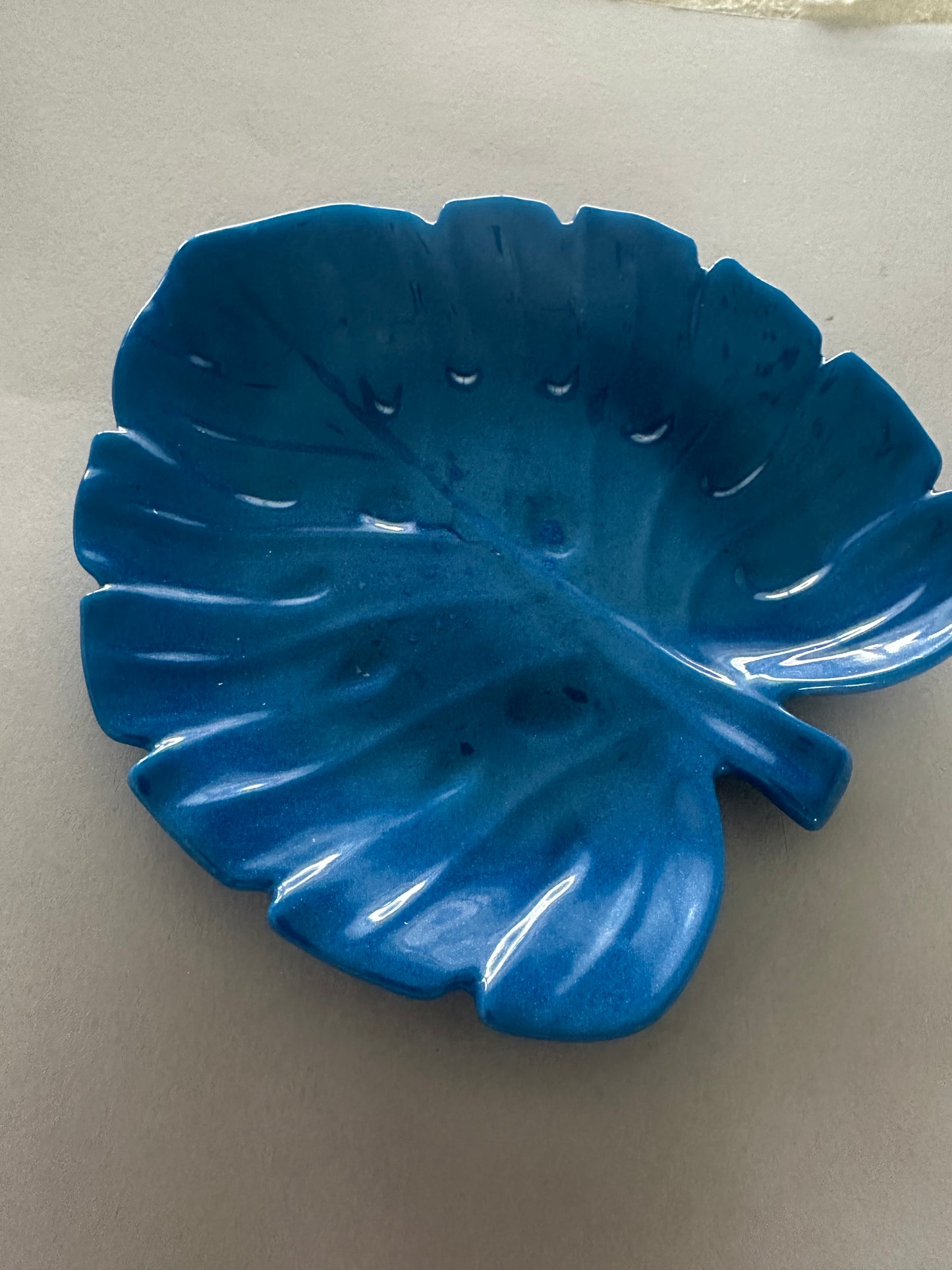Decorative Blue Leaf Soap Holder, Trinket Tray or Jewelry Dish – Nature-Inspired Design